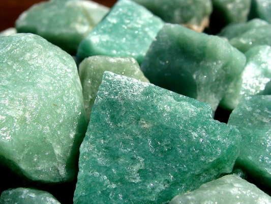 4 surprising benefits of green aventurine crystal - healing bracelet and tumbled stone